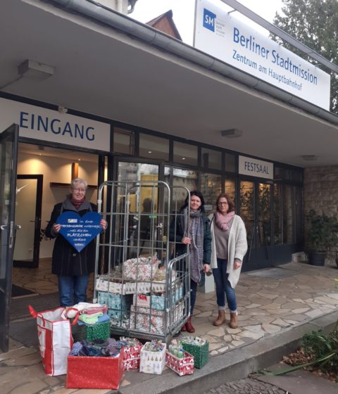 Übergabe der Geschenke bei der Stadtmission durch das 3B Life Care Team, v.l.: Gemeinschaftskoordinatorin Irmela Romer, Leiterin des Wohnservice Dana Wichert & Seniorenbetreuerin Yasmine Pankow-Loewicke. Nicht im Bild: Jeanette Ritter, Waltraud Karnowsky & Mathias Nispel.