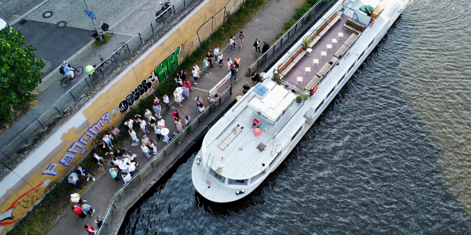 Housekeeping & Friends: Eventschiff auf der Spree.