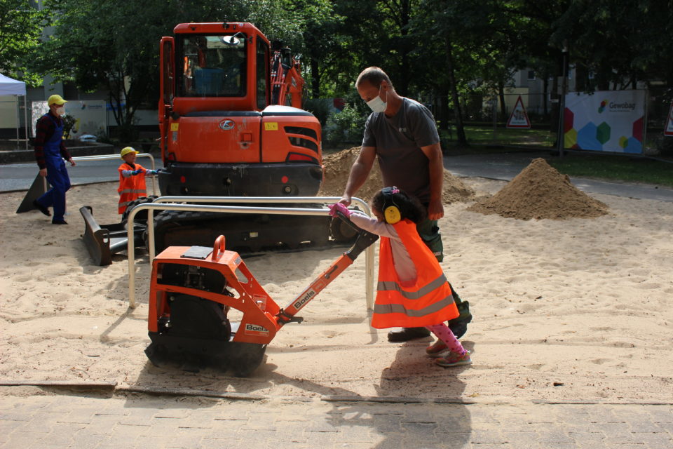 3B beim „Tag der kleinen Bauprofis“: Kinder auf der 3B-Kinderbaustelle Baggern und vieles mehr!